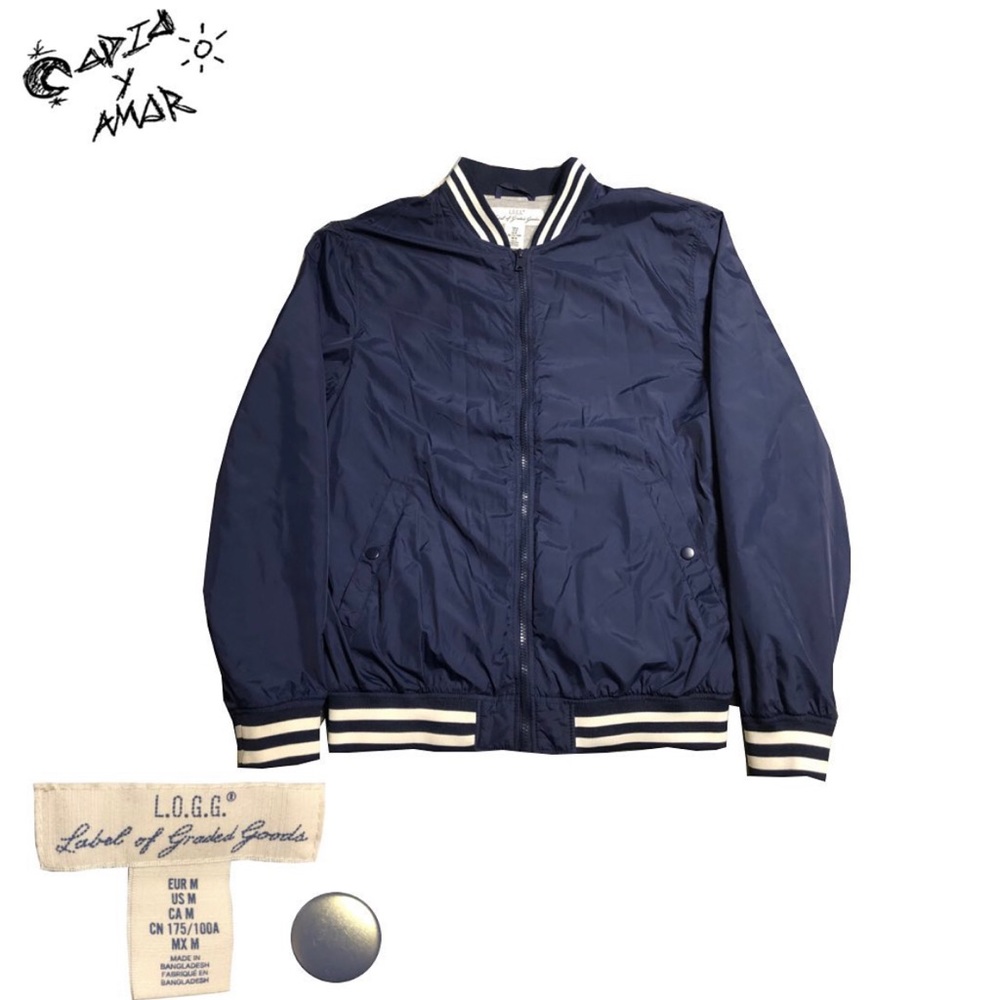 Vintage Navy Blue Bomber Jacket
-
Size: M
-
Price: $20
-